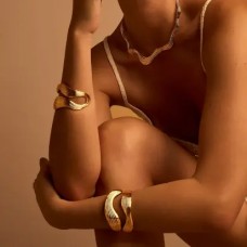 Bracelete dourado escultural wave sculpted